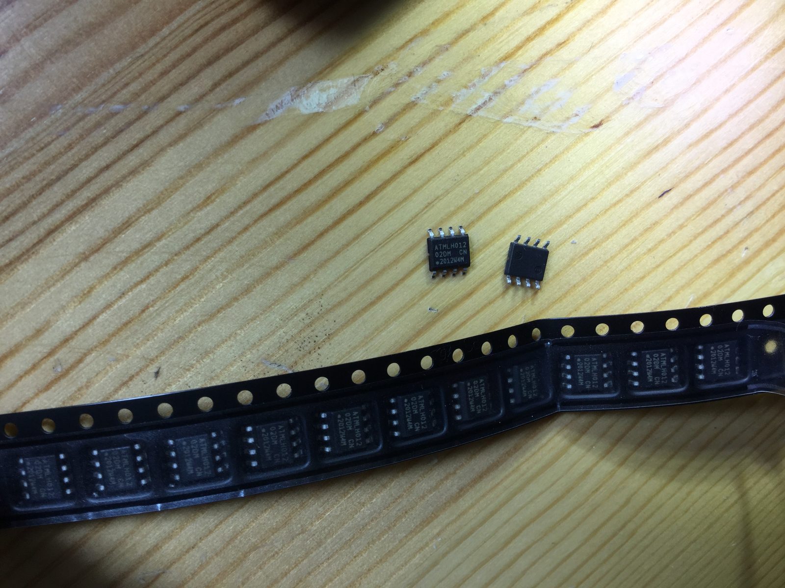AT24C02D-SSHM-T SOIC-8