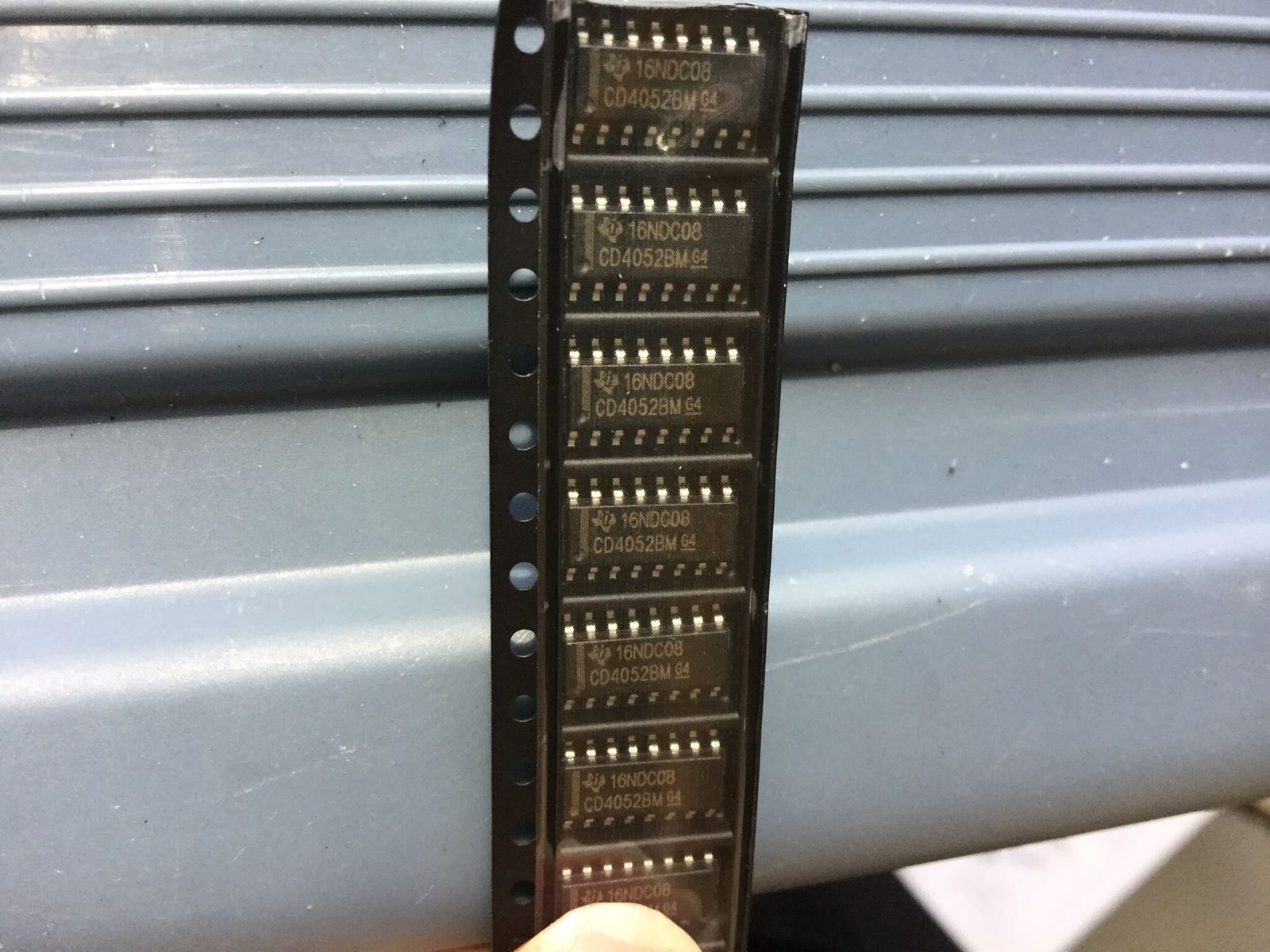 cd4052bm