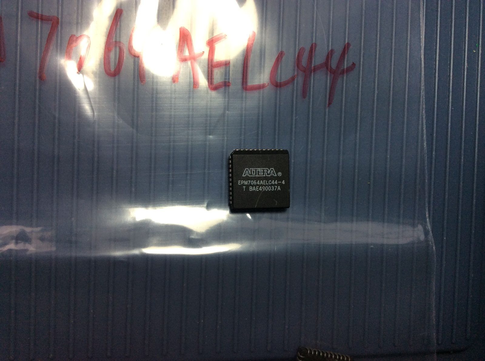 EPM7064AELC44
