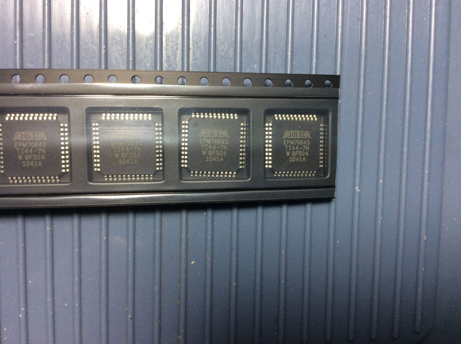 EPM7064STI44