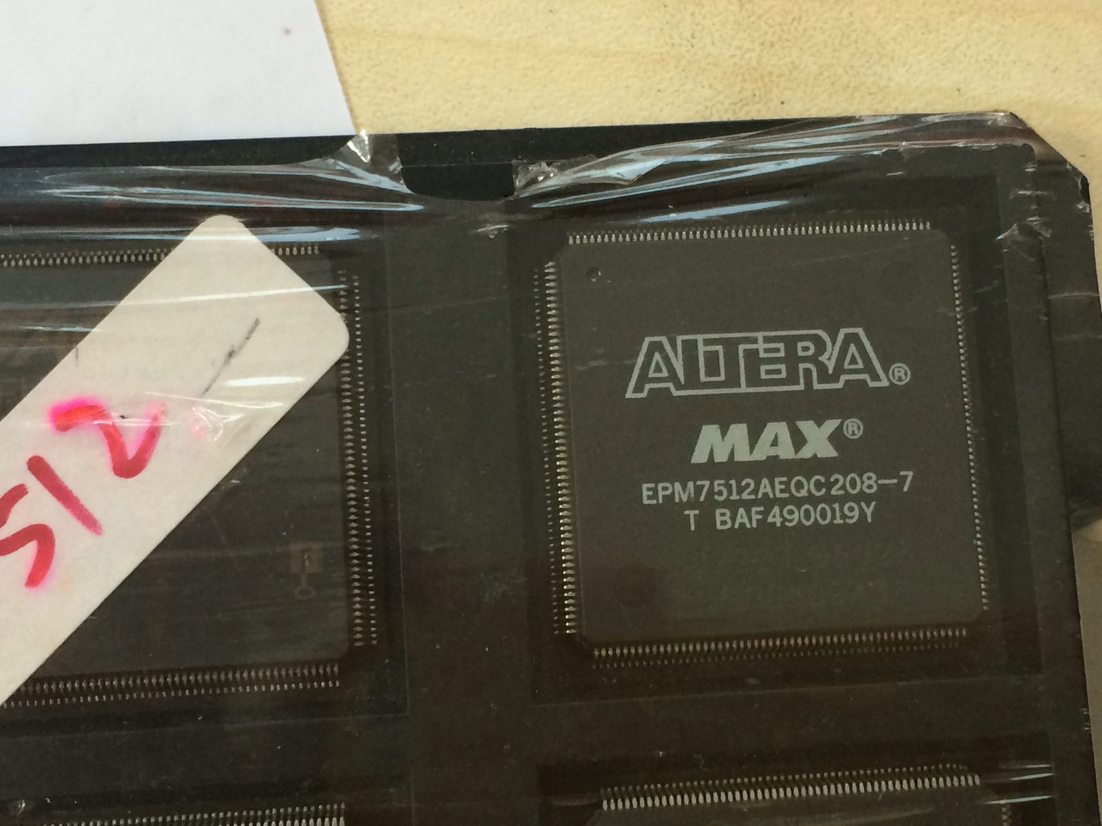 epm7512aeqc208