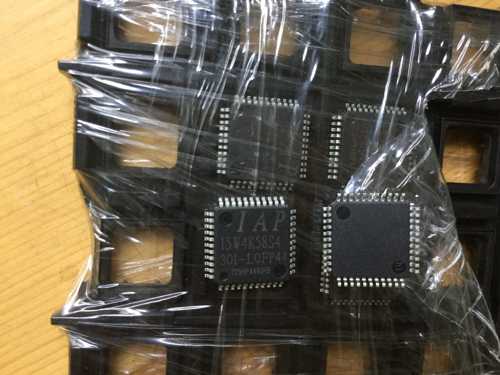 IAP15W4K58S4-30I-LQFP44