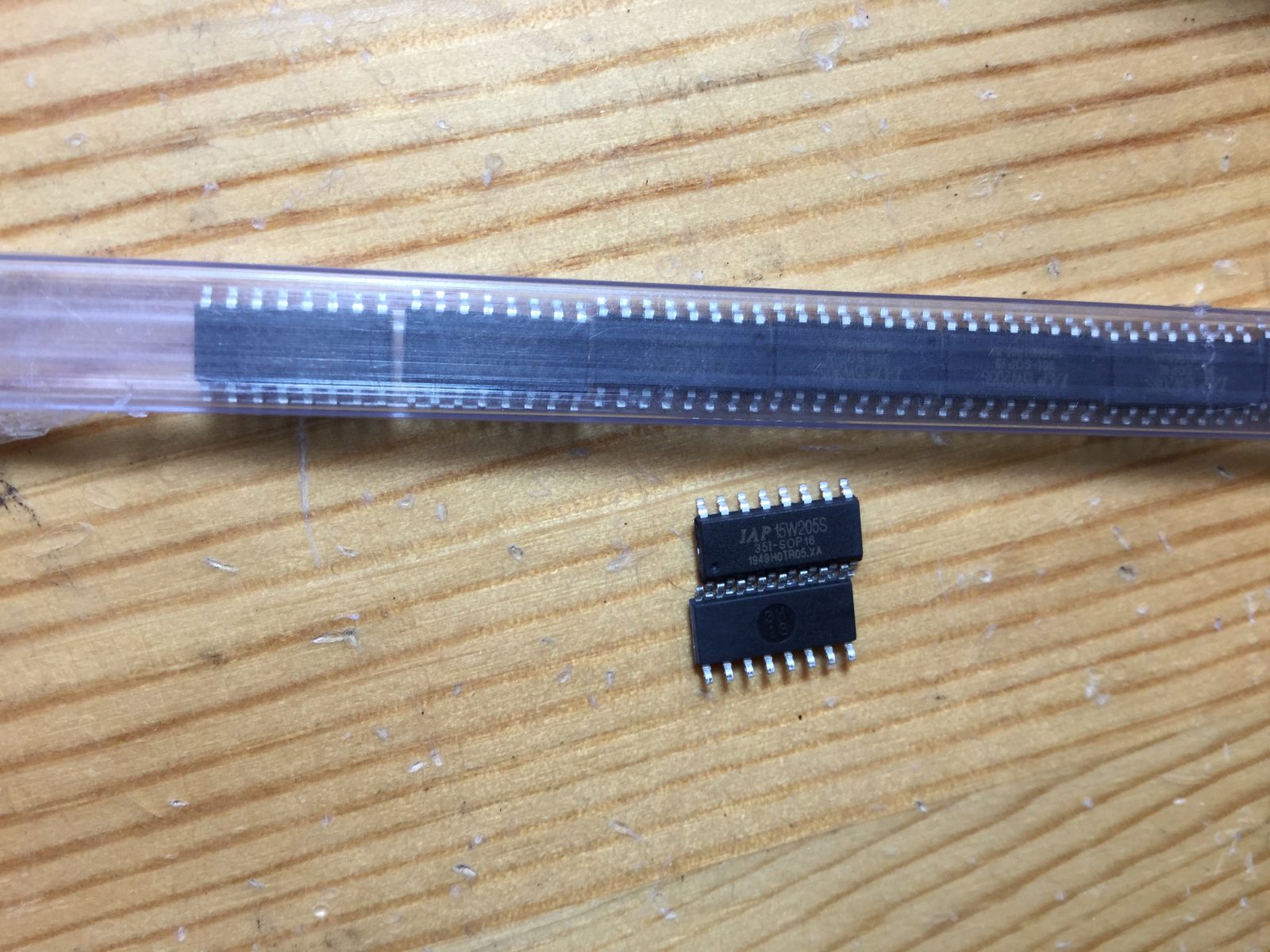 IAP15W205S-35I-SOP16