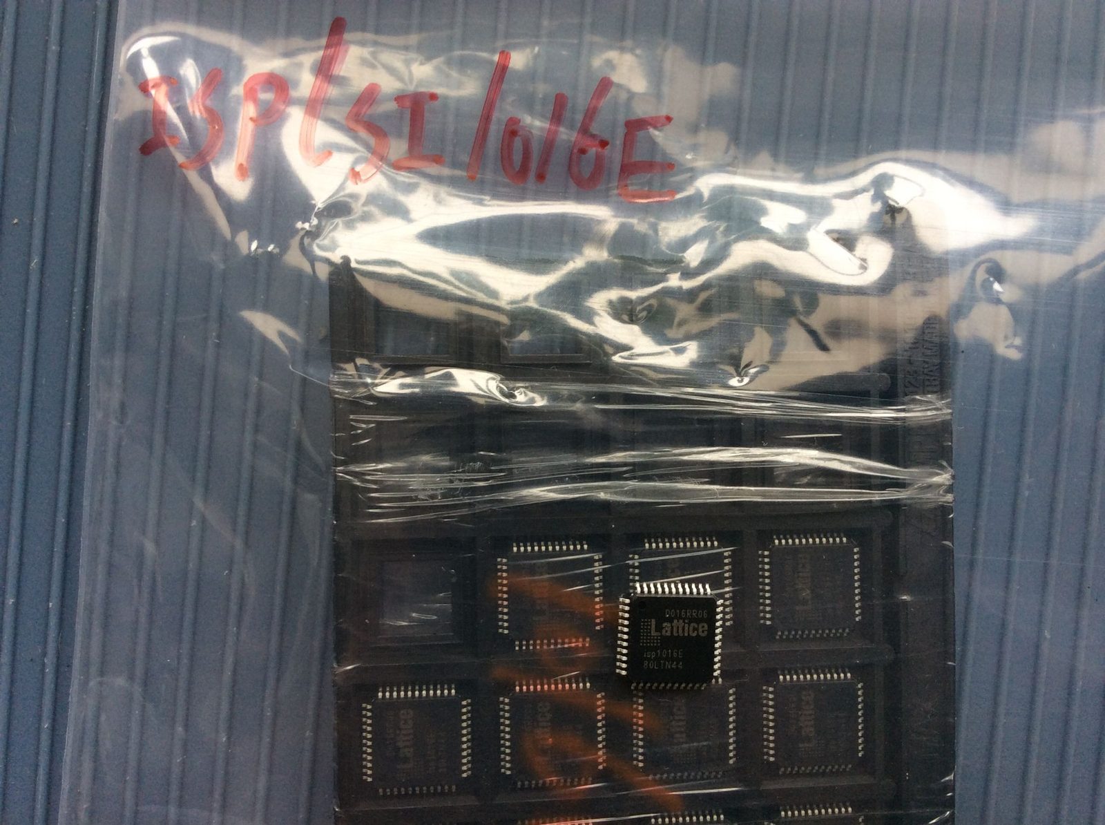 ISPLSI1016E-QFP44