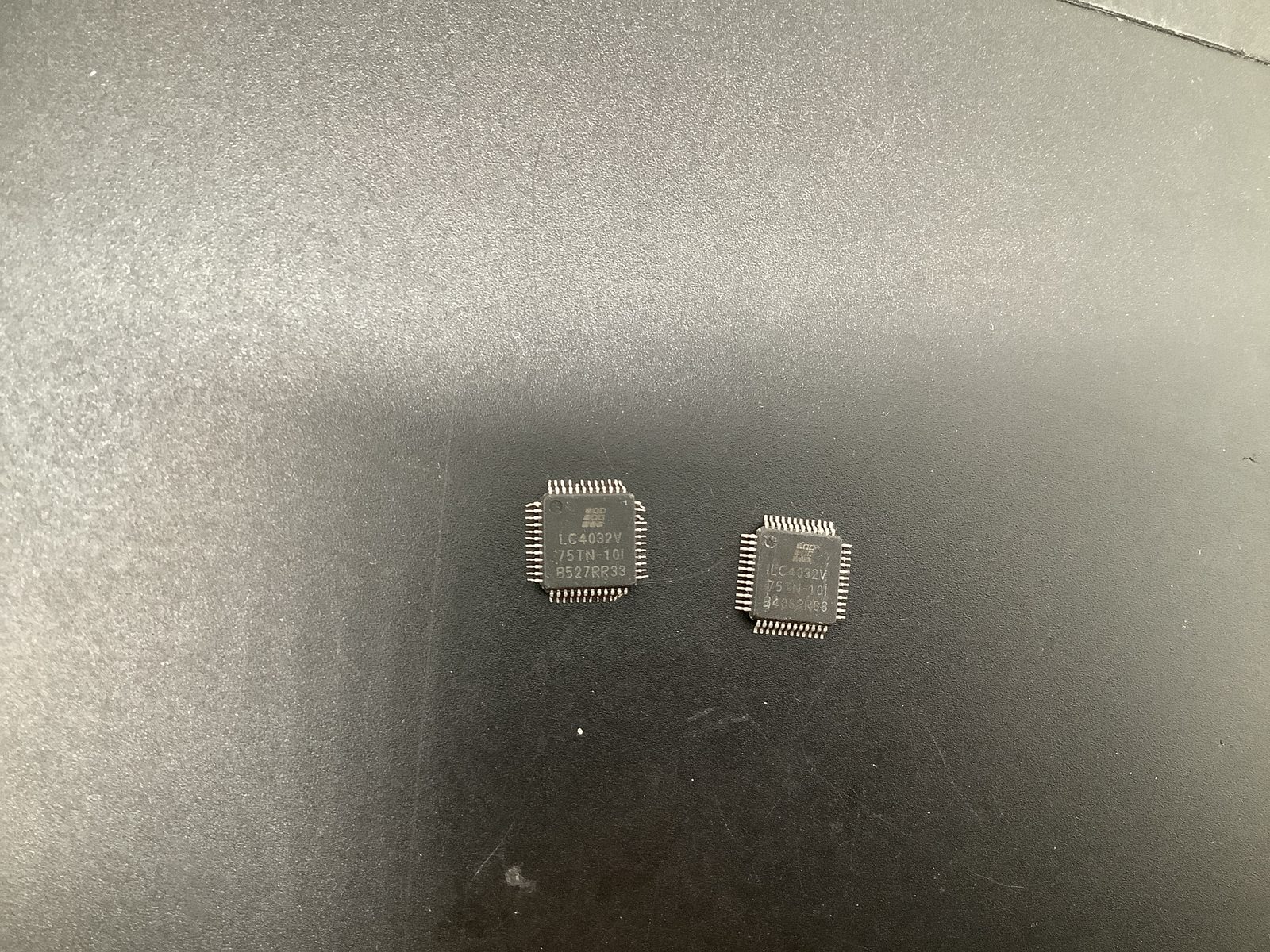 LC4032V-75TN-101