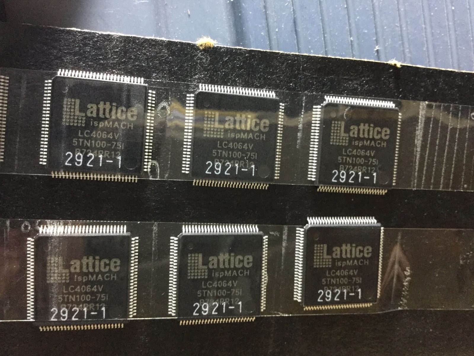LC4064V-5TN100-75I