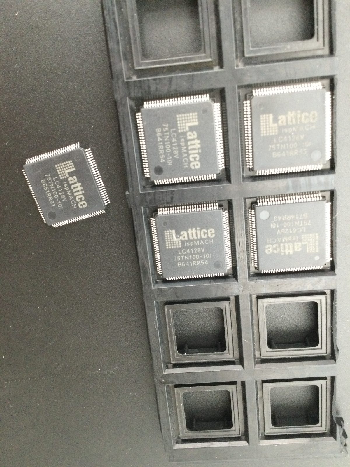 LC4128V-75TN