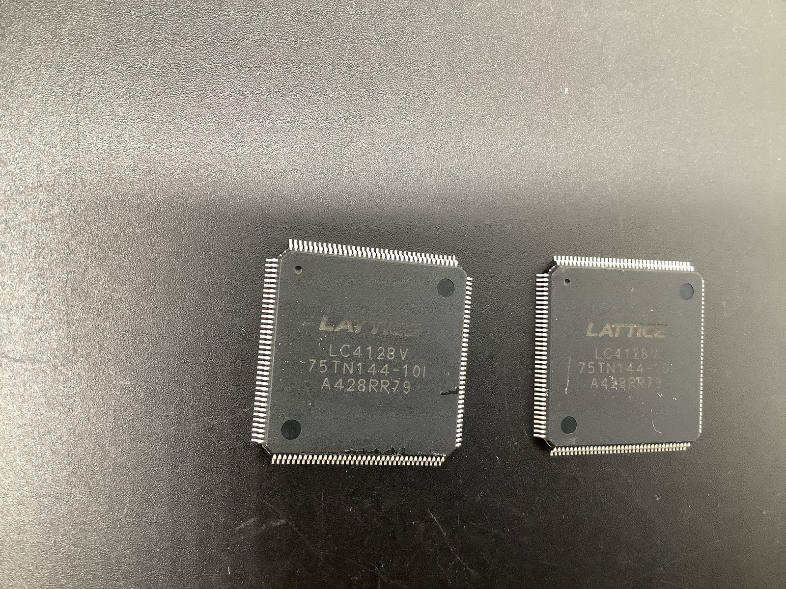 LC4128V-75TN144-101