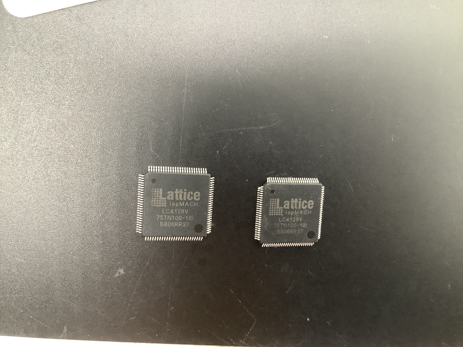 LC4128V75TN100-10I