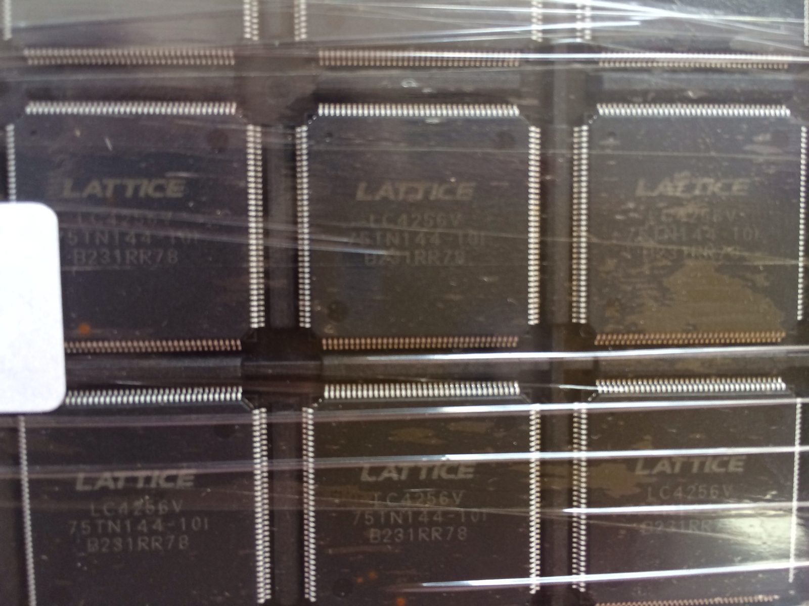 lc4256v-75tn144