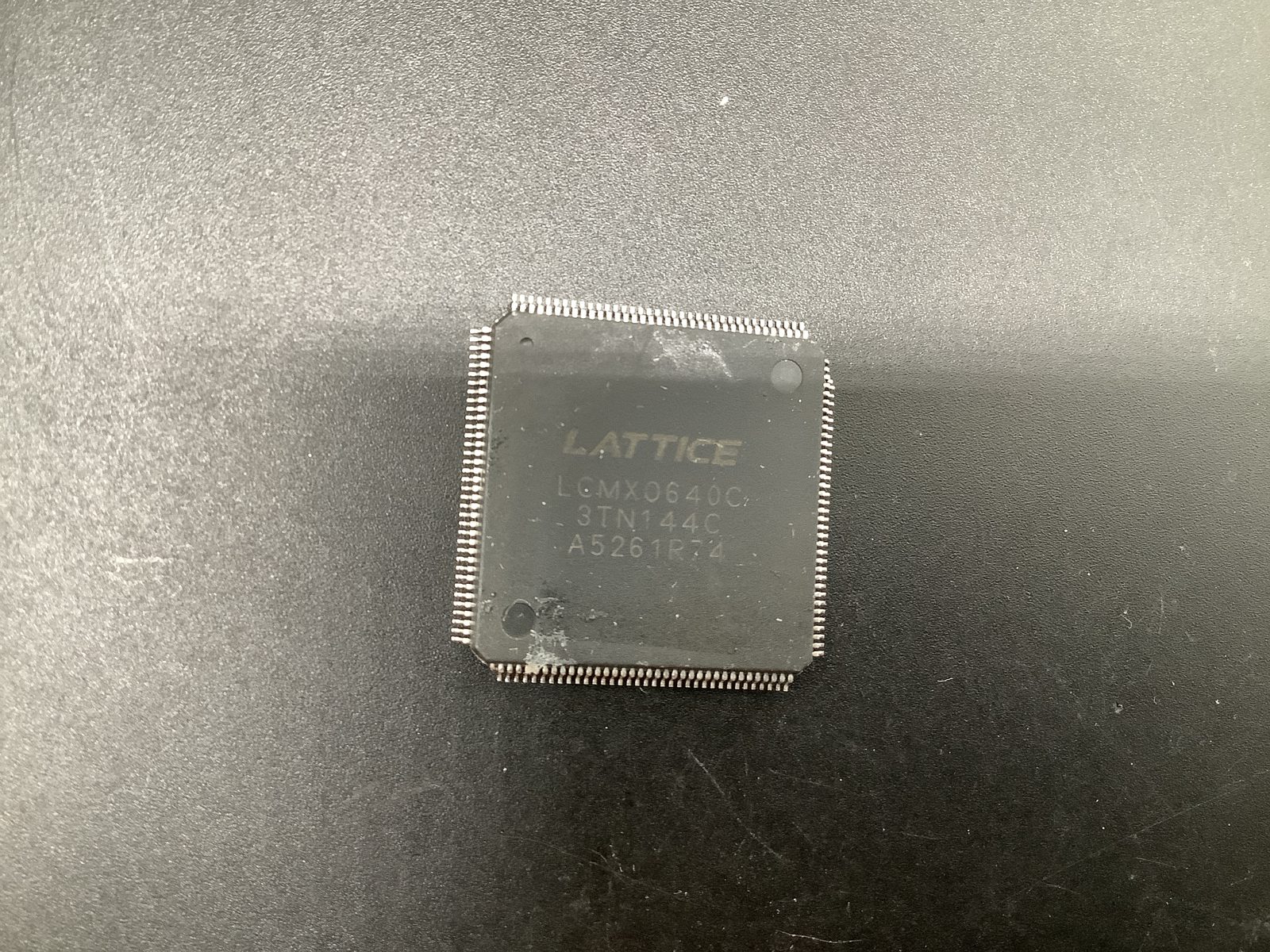 LCMX0640C3TN144C