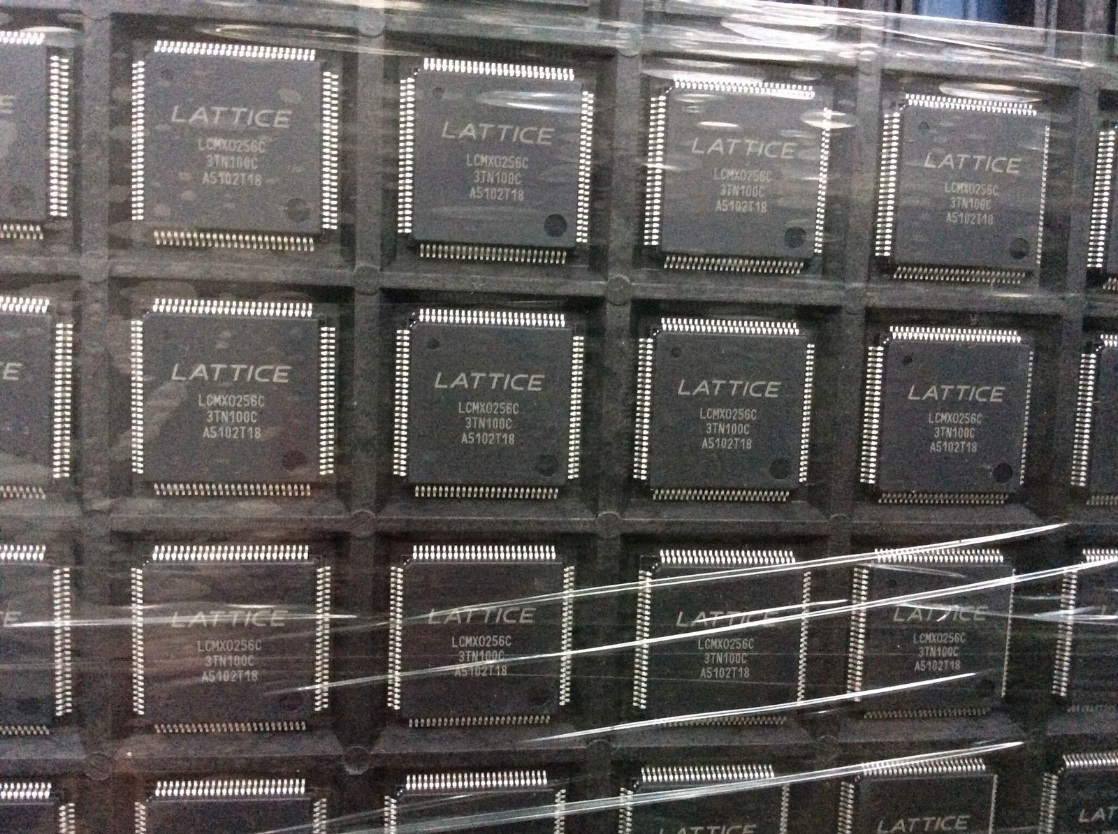 LCMXO256C-3TN100C