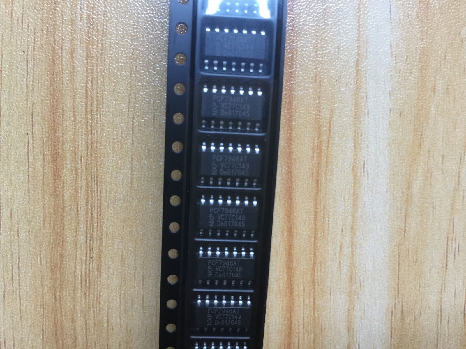 PCF7946AT