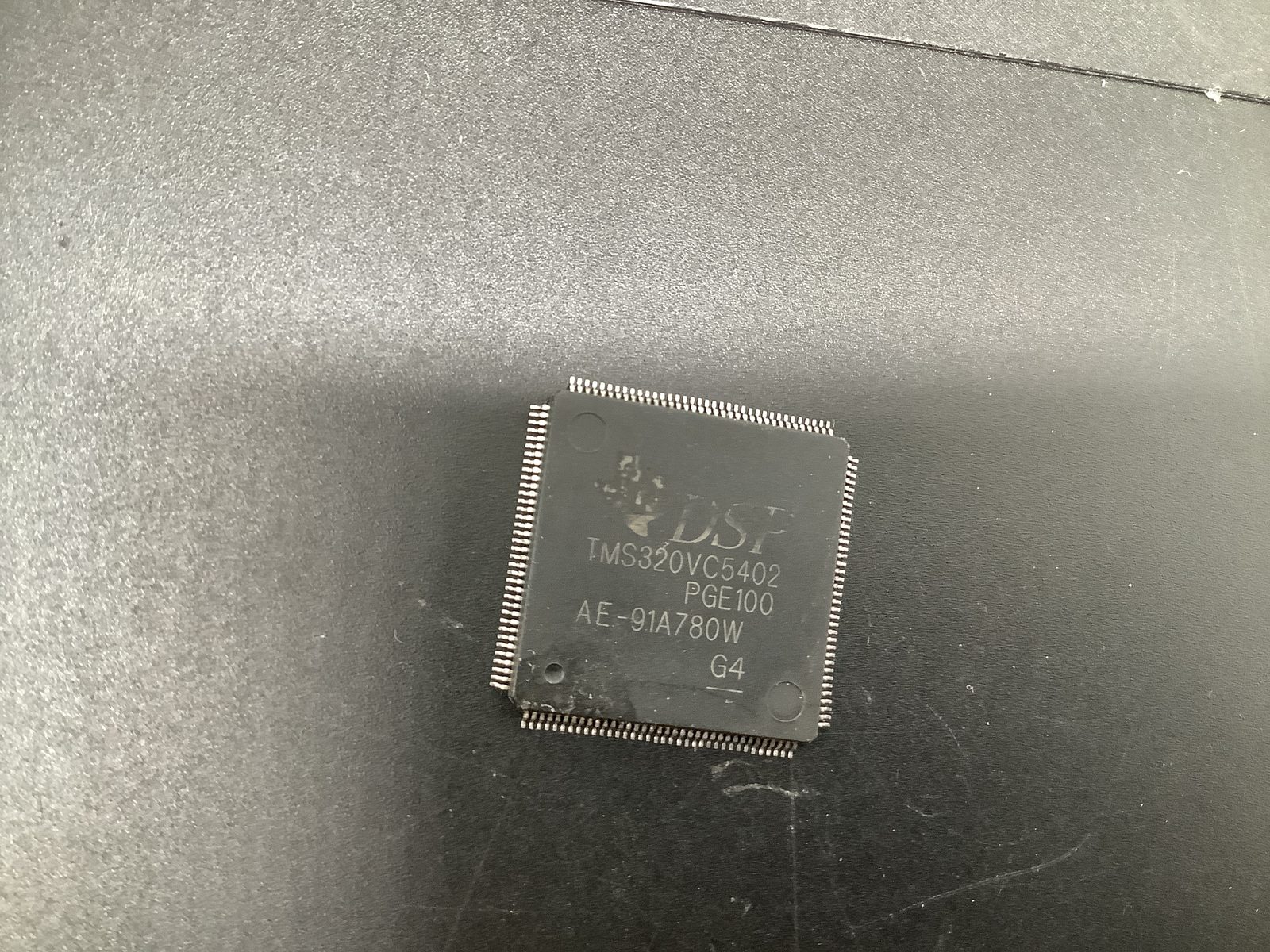 TMS320VC5402PGE100