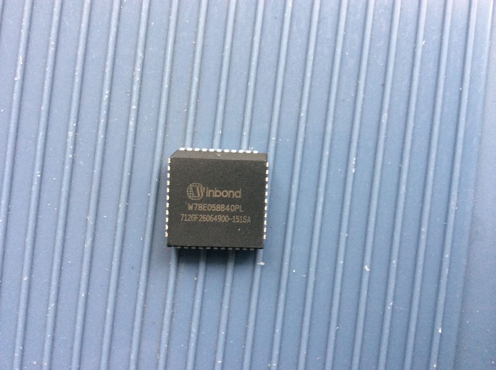 W78E58BP-40