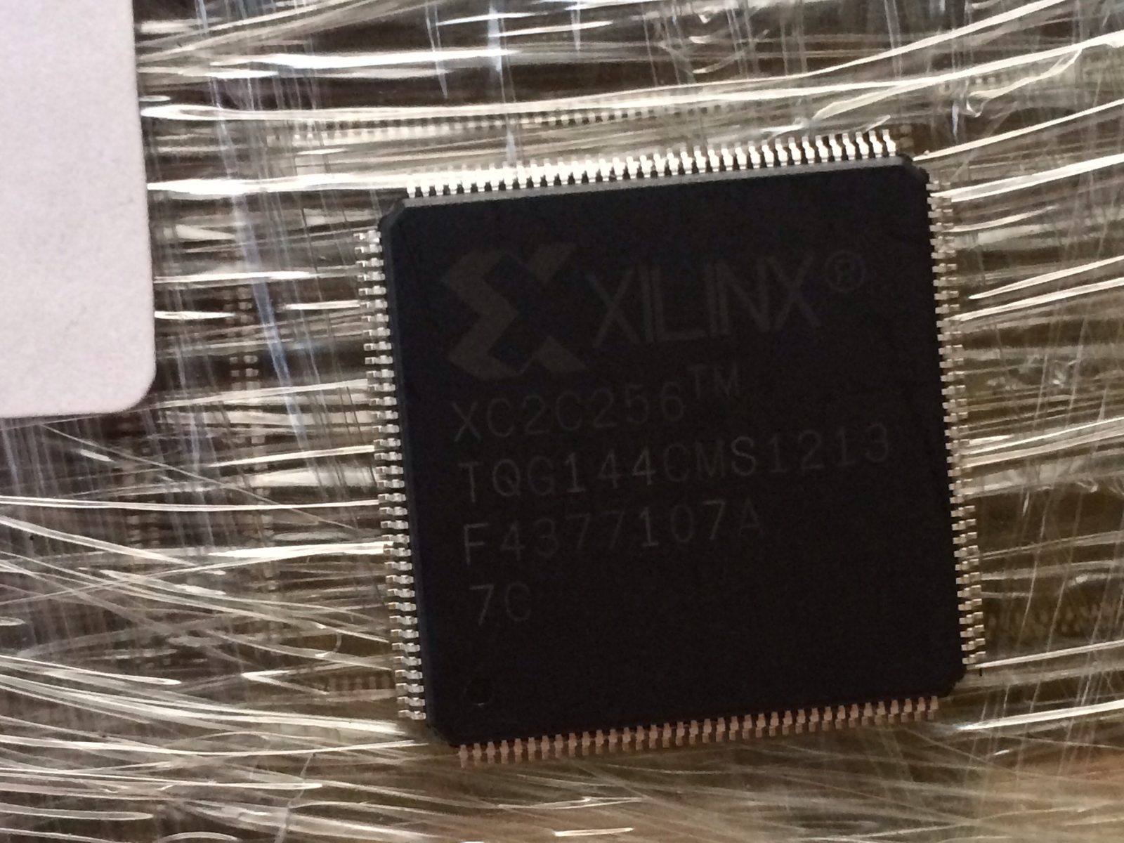 xc2c256tqg144