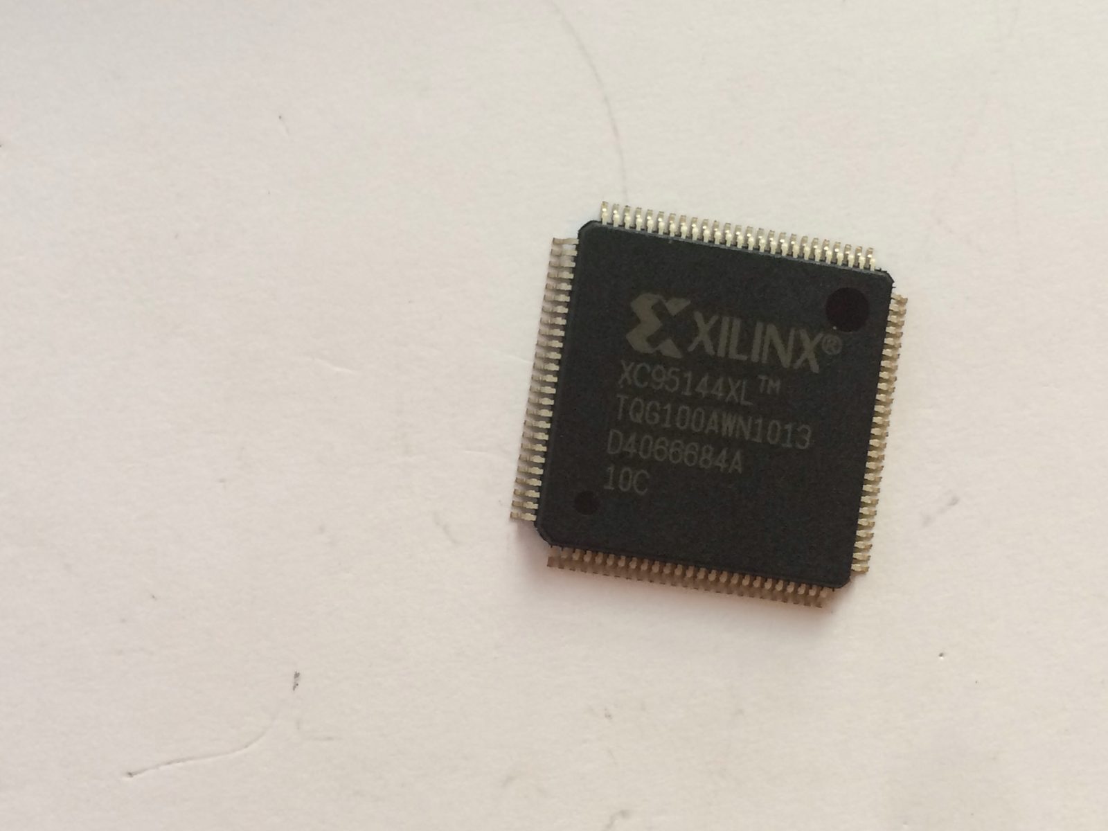 xc95144xl-tqg100