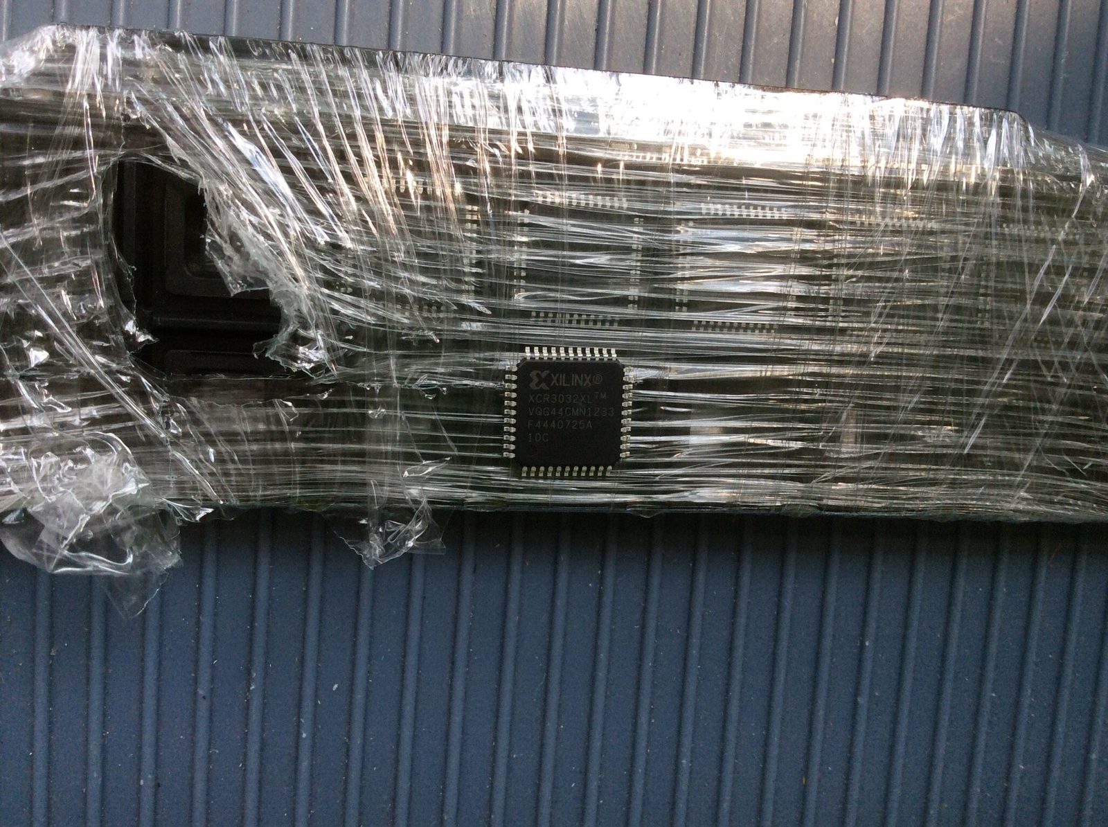 XCR3032XL-10VQG44C