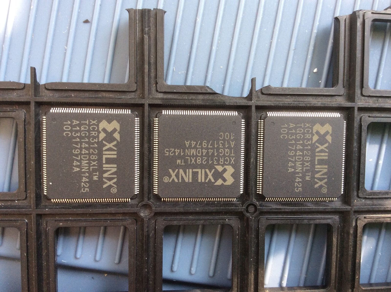 XCR3128XL-10TQ144C