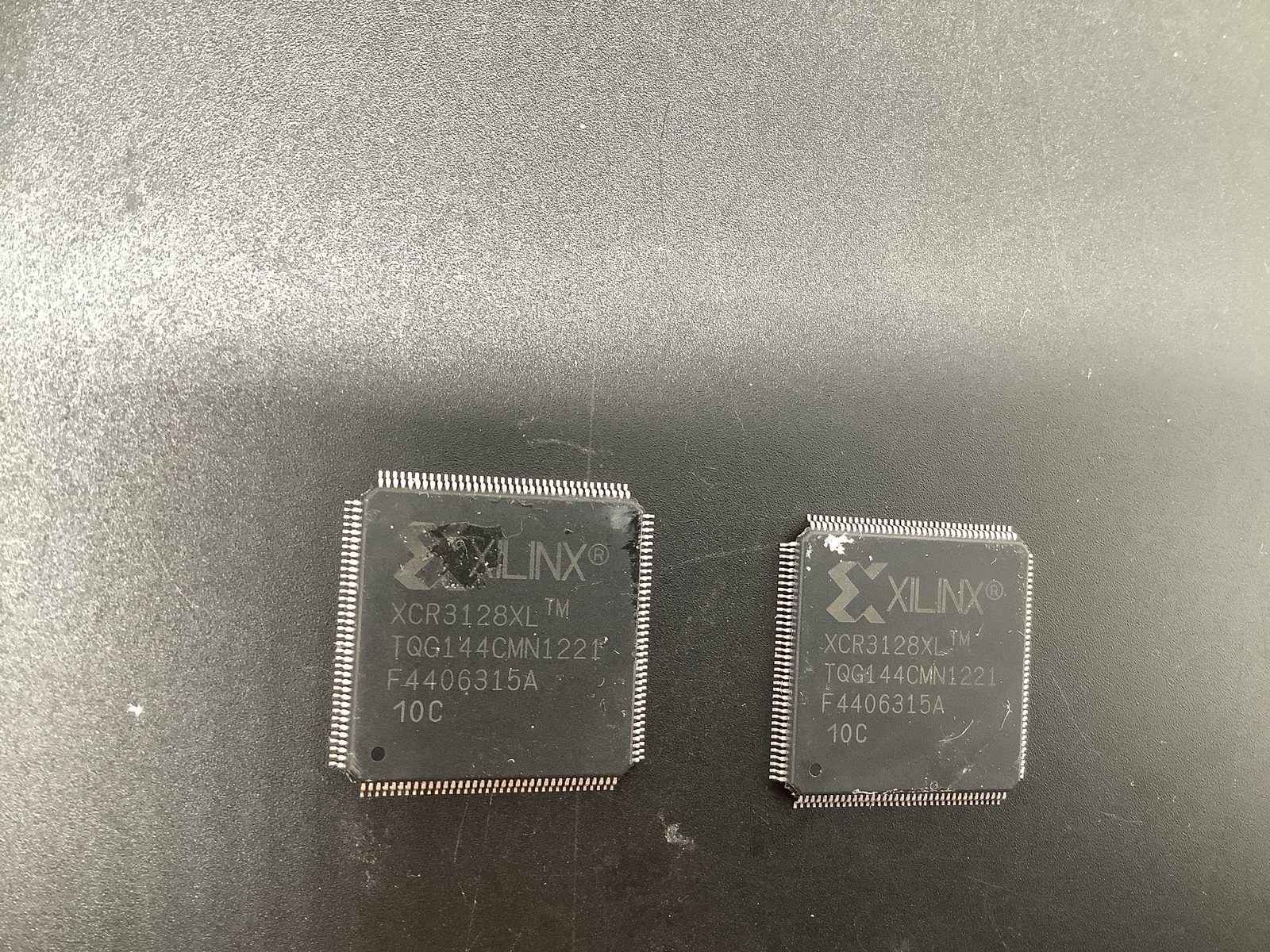 XCR3128XL-TQG44CMN1221